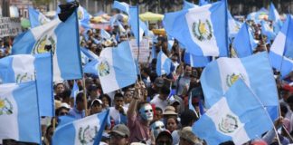 La fiscalía pide quitar fuero al presidente de Guatemala por un pago del Ejército