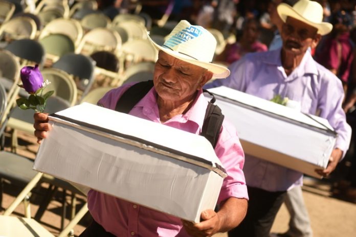 Juez salvadoreño escucha a los sobrevivientes de masacre cometida por ejército