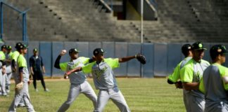 Jugadores de los Leones del Caracas, durante un entrenamiento en la capital venezolana el 18 de septiembre de 2017