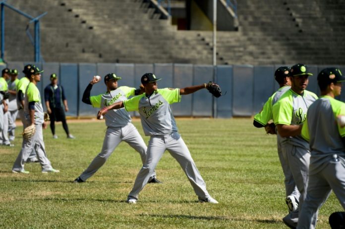 Jugadores de los Leones del Caracas, durante un entrenamiento en la capital venezolana el 18 de septiembre de 2017