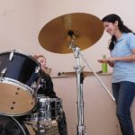 La joven baterista venezolana Lorena Pérez Batista logra su sueño de trabajar junto a compositores de cine y televisión (Foto: Hispanos Press)