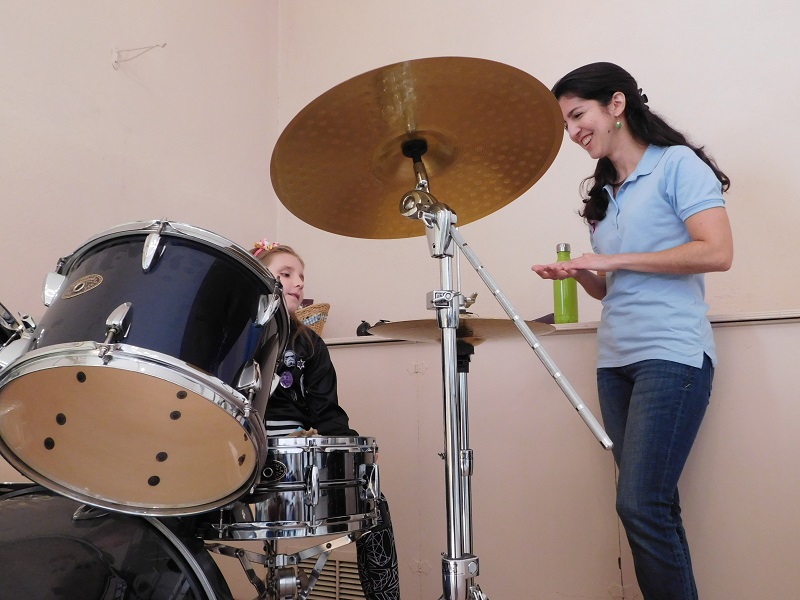 La joven baterista venezolana Lorena Pérez Batista logra su sueño de trabajar junto a compositores de cine y televisión (Foto: Hispanos Press)