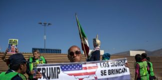 Mexicanos protestan contra Trump frente a prototipos de muro fronterizo