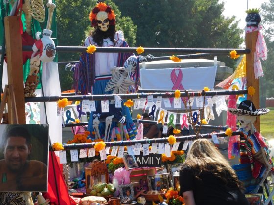 Un lugar que conmemora el Dia de los Muertos en Los Ángeles