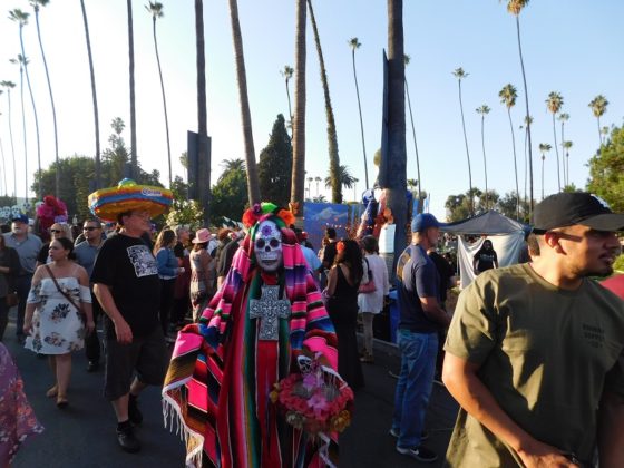 Un lugar que conmemora el Dia de los Muertos en Los Ángeles