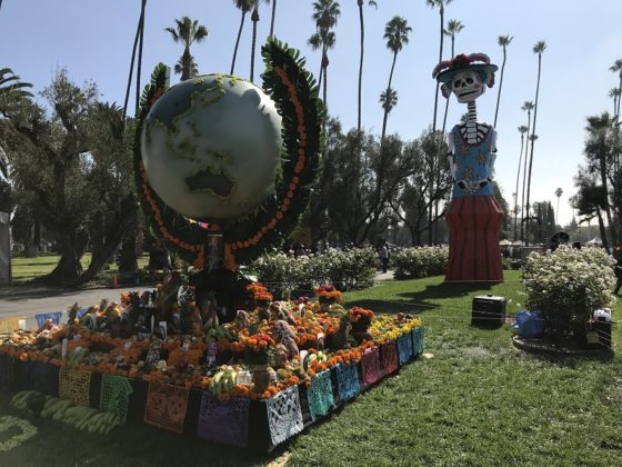 Un lugar que conmemora el Dia de los Muertos en Los Ángeles 8