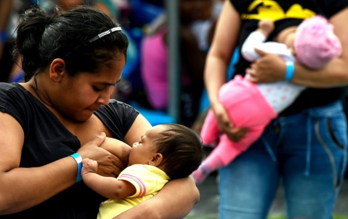 Mamás en Colombia defienden lactancia en público