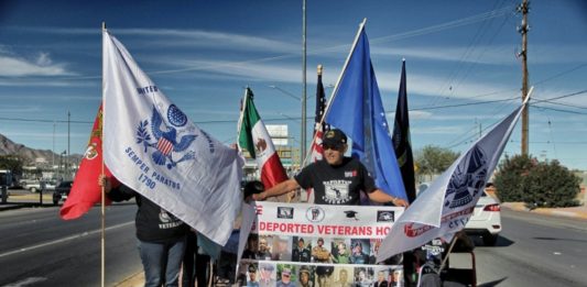 Mexicanos que combatieron por EEUU protestan en Día de los Veteranos