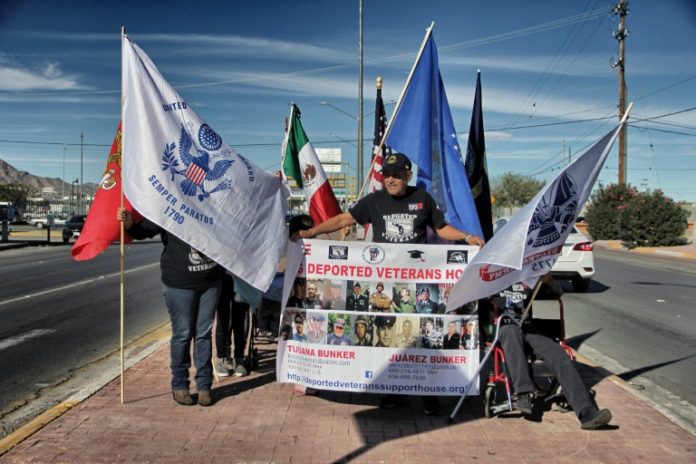 Mexicanos que combatieron por EEUU protestan en Día de los Veteranos