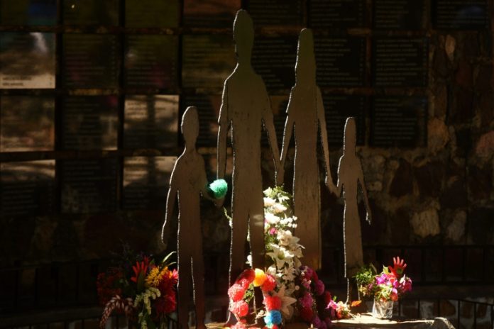 Un congresista de EEUU visita el sitio de la peor masacre de la guerra salvadoreña