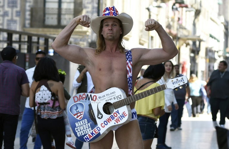 El Naked Cowboy de Nueva York le canta a Trump en México