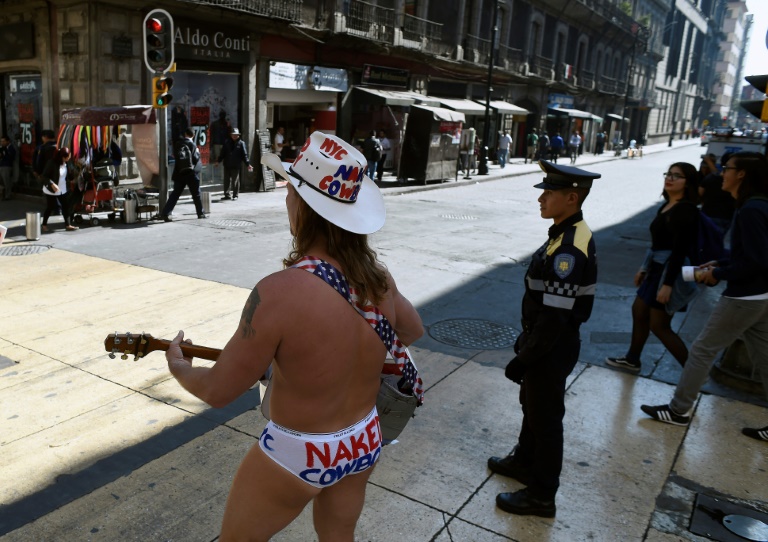 El Naked Cowboy de Nueva York le canta a Trump en México