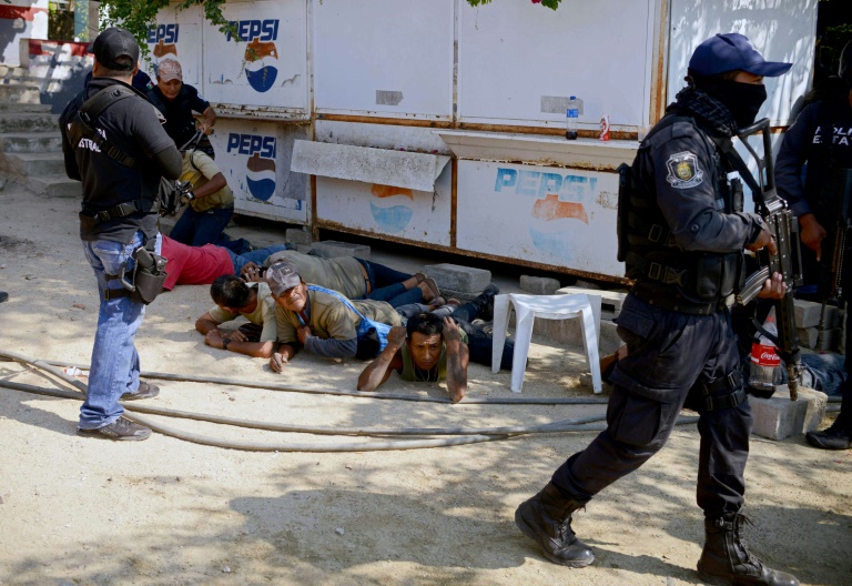 Enfrentamientos armados en dos balnearios de México dejan 18 muertos