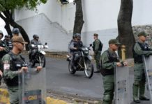 Familiares exigen a Maduro, sin éxito, entregar cuerpo de piloto rebelde