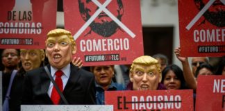 Con máscaras de Trump mexicanos piden suspender revisión del TLCAN