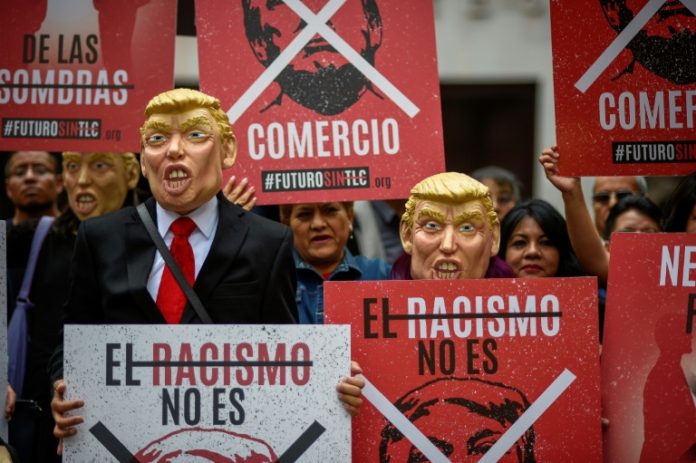 Con máscaras de Trump mexicanos piden suspender revisión del TLCAN