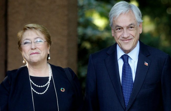 Bachelet entrega a Piñera el poder de un Chile marcado por sus reformas / AFP