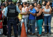 Cólera y dolor tras muerte de 68 personas en motín de calabozos de Venezuela