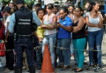 Cólera y dolor tras muerte de 68 personas en motín de calabozos de Venezuela Cólera y dolor tras muerte de 68 personas en motín de calabozos de Venezuela