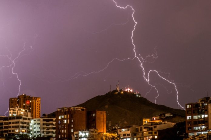 Dos muertos y siete heridos por caída de rayo en Colombia