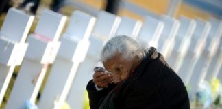Décadas después, familiares rinden homenaje ante tumbas de argentinos caídos en Malvinas / AFP