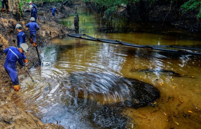 Emergencia ambiental en Colombia por fuga de petróleo / AFP