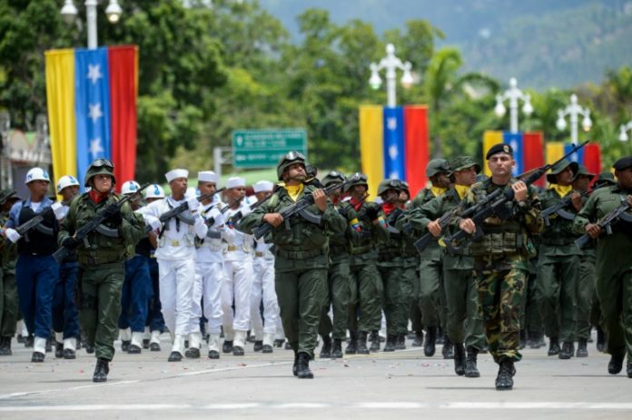 Encarcelan a nueve militares venezolanos acusados de rebelión / AFP