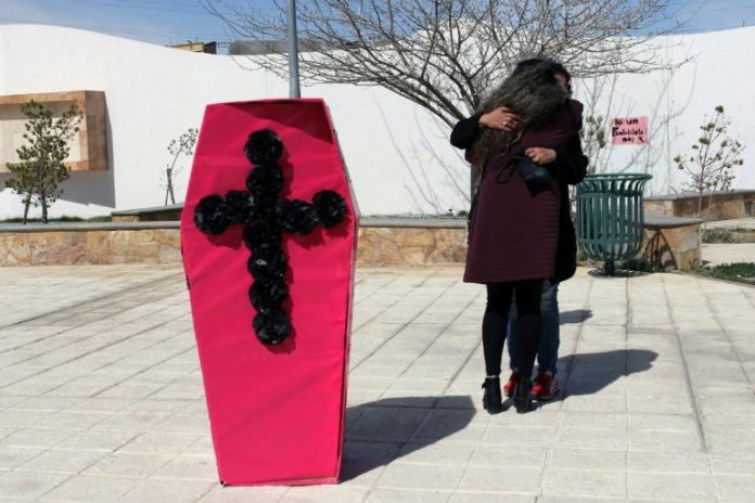 Mujeres protestan en mexicana Ciudad Juárez por aumento de feminicidos / AFP