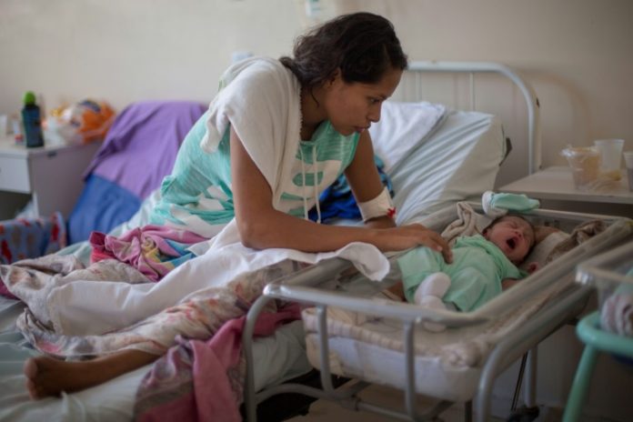 Salud precaria de venezolanas enciende alarmas en maternidad brasileña / AFP