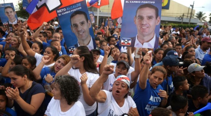 Salvadoreños votan para elegir a diputados y alcaldes