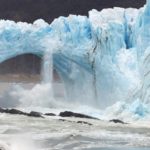 Se inicia la imponente ruptura de un arco de hielo en el glaciar Perito Moreno / AFP