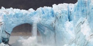 Se inicia la imponente ruptura de un arco de hielo en el glaciar Perito Moreno / AFP