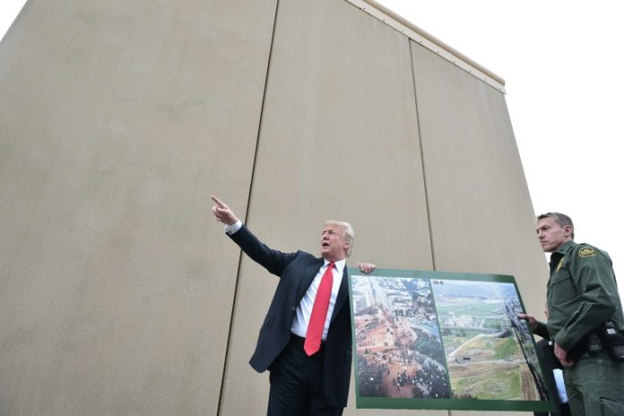 Trump advierte de un caos sin un muro con México