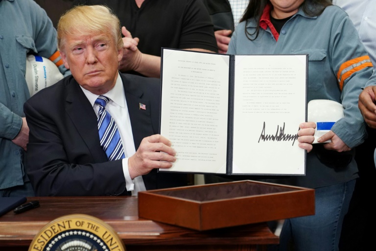 Trump grava el acero y el aluminio pese a advertencias sobre guerra comercial