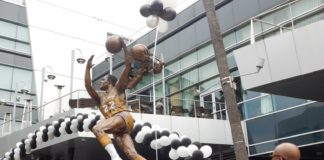 Develan estatua en honor a Elgin Baylor en Los Ángeles