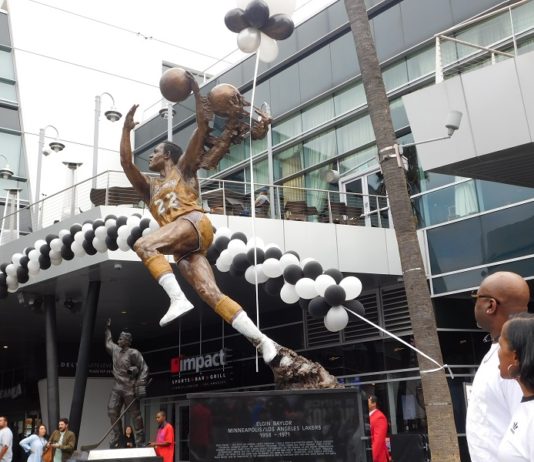 Develan estatua en honor a Elgin Baylor en Los Ángeles