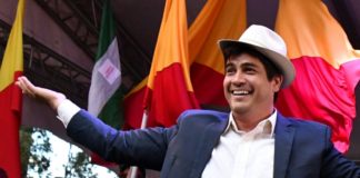 Carlos Alvarado, novelista, roquero y presidente electo de Costa Rica / AFP