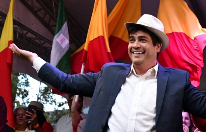 Carlos Alvarado, novelista, roquero y presidente electo de Costa Rica / AFP