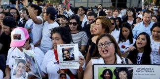 Con video cantando rock protestan por estudiantes desaparecidos en México