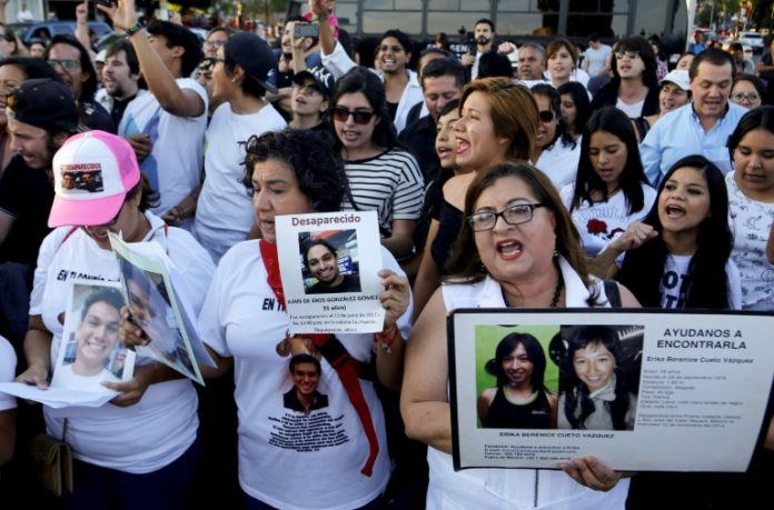 Con video cantando rock protestan por estudiantes desaparecidos en México