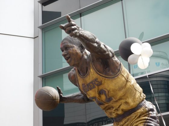 Develan estatua en honor a Elgin Baylor en Los Ángeles