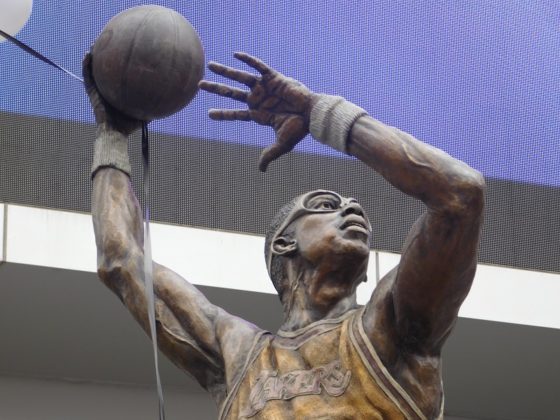 Develan estatua en honor a Elgin Baylor en Los Ángeles