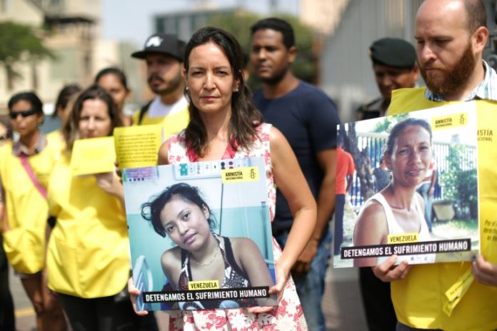 Flores en protesta contra Maduro previa a Cumbre de las Américas en Perú