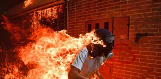 Foto de AFP de una Venezuela en llamas, primer premio del World Press Photo 2018