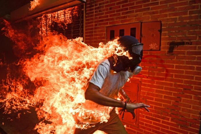 Foto de AFP de una Venezuela en llamas, primer premio del World Press Photo 2018 Foto de AFP de una Venezuela en llamas, primer premio del World Press Photo 2018