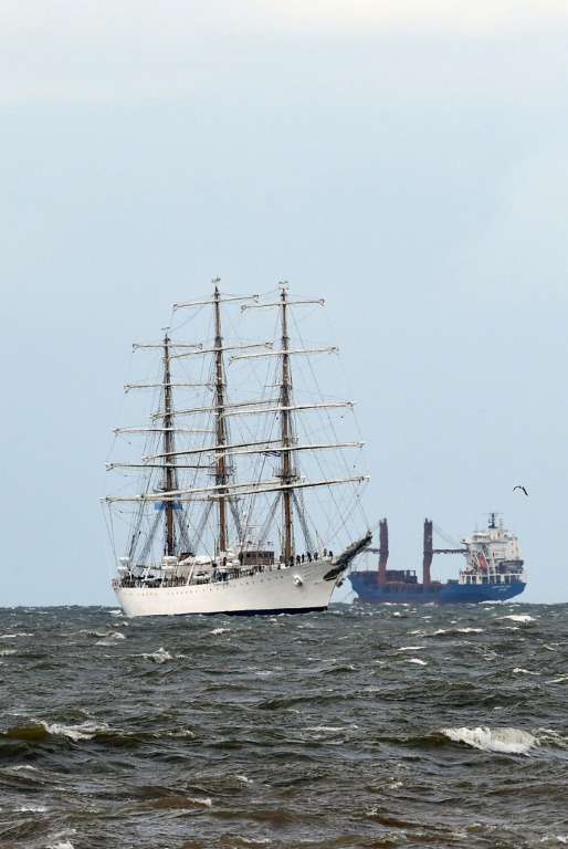 Grandes veleros de Hispanoamérica se dan cita en Montevideo - El buque escuela argentina