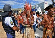 Indígenas marchan en Brasilia en reclamo de sus tierras ancestrales