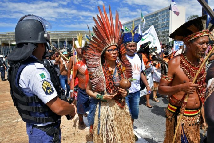 Indígenas marchan en Brasilia en reclamo de sus tierras ancestrales