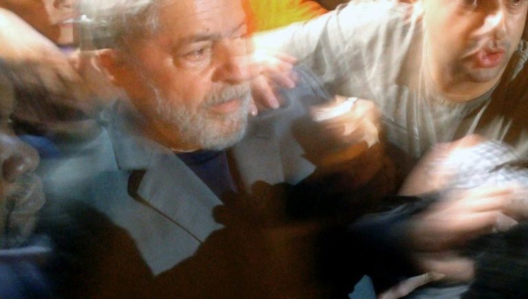 Lula «bien» pero «indignado» en prisión, mientras sus seguidores inician vigilia