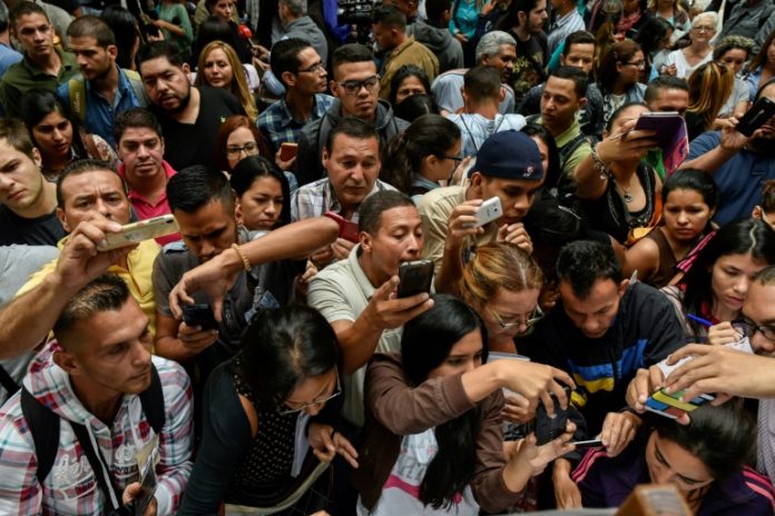 Venezolanos abarrotaron consulado chileno en busca de visa especial